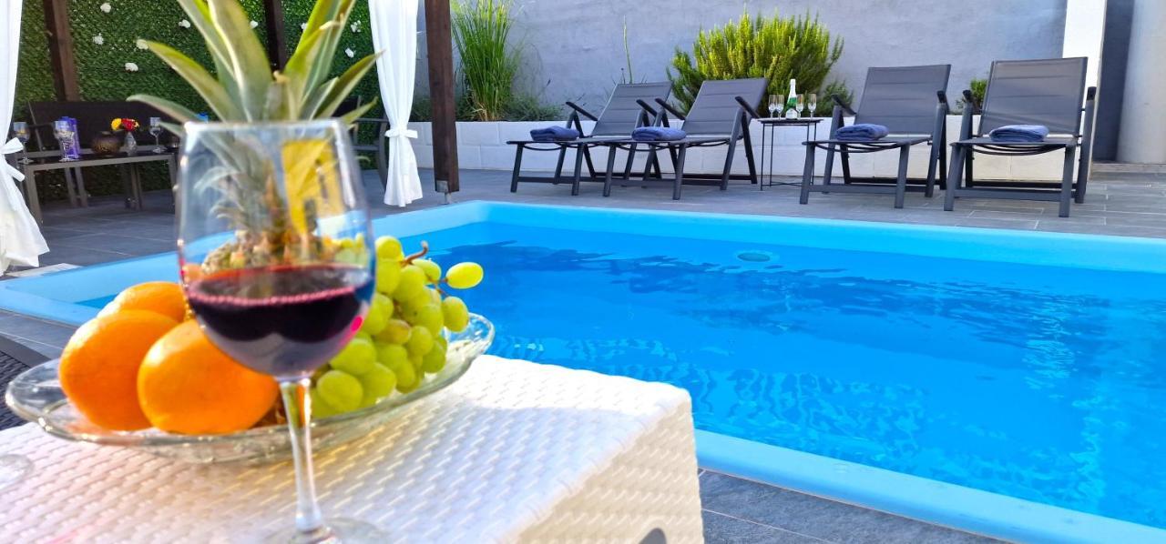 Sunny Holiday House With Pool Kastela Ngoại thất bức ảnh