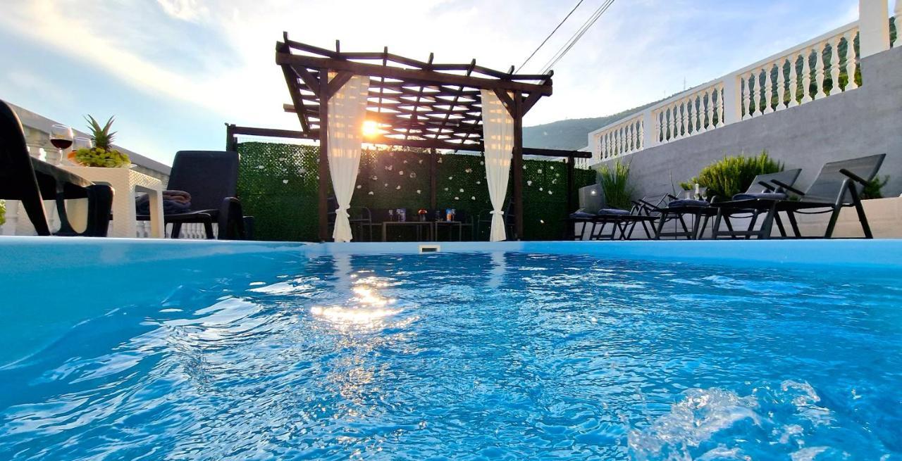 Sunny Holiday House With Pool Kastela Ngoại thất bức ảnh